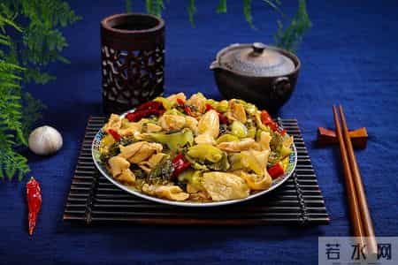 吃降压药不能吃橙子？再三提醒：降温后，吃降压药时远离 “4 物”