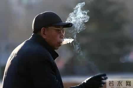 老年人要戒烟吗？医生告诫：60岁以后的老人，吸烟牢记3不吸