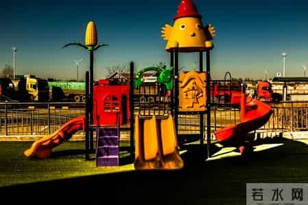 4岁女娃在幼儿园3天无人来接，老师打开书包后，所有人都红了眼