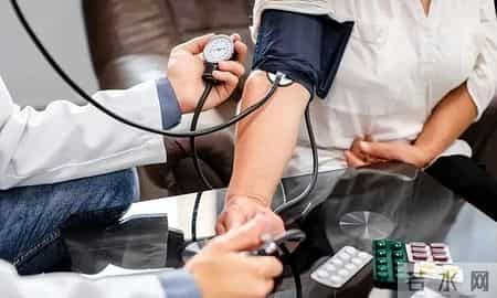 60岁大爷晕倒家中，医生提醒：坦索罗辛不可和这3种药搭配