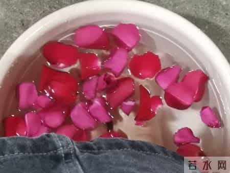 杭州一66岁大妈喜欢睡前泡脚，不久脑梗去世，医生怒斥：太无知了