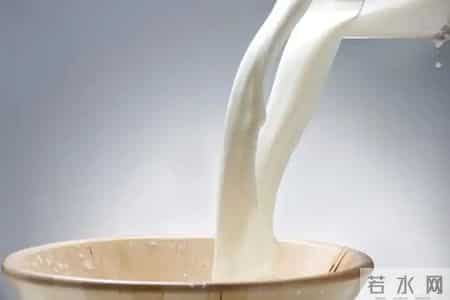 牛奶立大功？医生调查发现：老人若常喝牛奶，这些好处不请自来