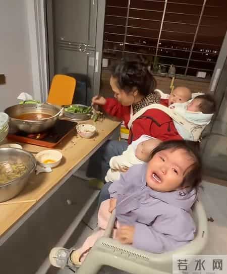 “仇人看了也释怀了”，宝妈抱着三个娃艰难吃饭，网友：自我感动
