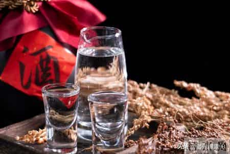 冠心病与喝酒有关？医生含泪苦劝：冠心病患者最好少喝这4种酒