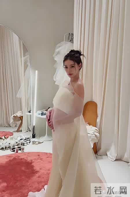 马筱梅挺大肚拍孕期写真优雅亮相