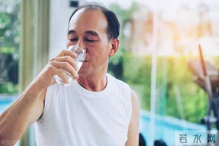 人有没有肾病，看喝水就知？医生：有肾病的人，喝水多会有4异常