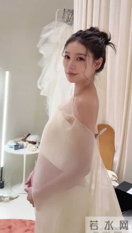 马筱梅拍孕期写真，大方露孕肚打脸喷子，肚大如箩仍貌美如花