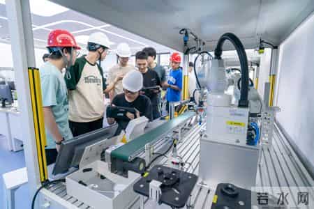 聚焦大学生就业 - 不同的道路，都通往值得奔赴的明天