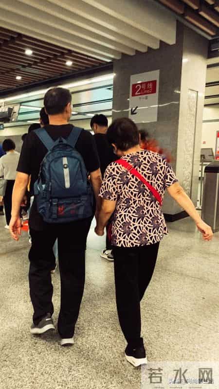 人到老年，有钱没钱，一看便知：没钱的老人，大多有这3个穷习惯