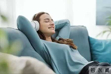 研究发现：每次睡前玩手机的人，不出几个月，睡眠或有5变化