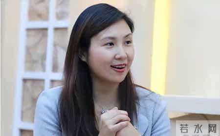 她北大毕业曾是央视记者，被评为上海劳模，今是美国高官的副总裁