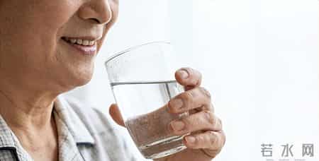 人有没有肾病，看喝水就知？医生：有肾病的人，喝水多会有8异常