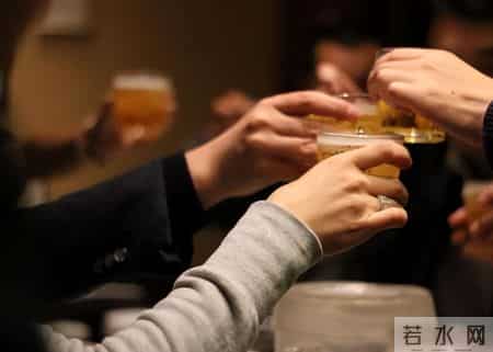 医生研究发现：天天喝酒的糖尿病人，临近60岁多数或有7种异样