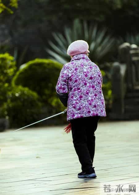 65岁姑妈突然病逝，我才发现：多数女人没有真正的“养老生活”