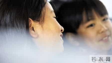 长大“和妈妈不亲”的孩子，其实在小时候就有预兆，父母要早知道