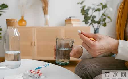 人有没有肾病，看喝水就知？医生：有肾病的人，喝水多会有8异常