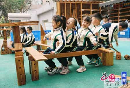 宜宾青年街幼儿园开展第三届“童创快闪部落”建构游戏节暨庆元旦活动