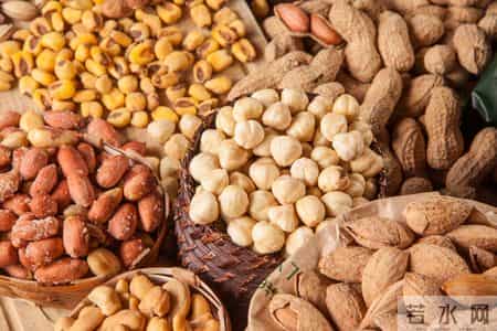 骨质疏松者的坚果食用警报！医生：这5类坚果慎食，影响骨骼健康