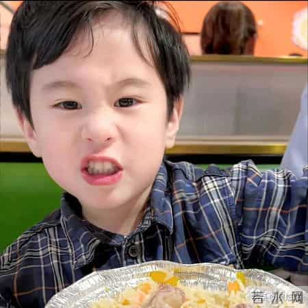 没人能打败三岁半的他，可爱到想一口吃掉