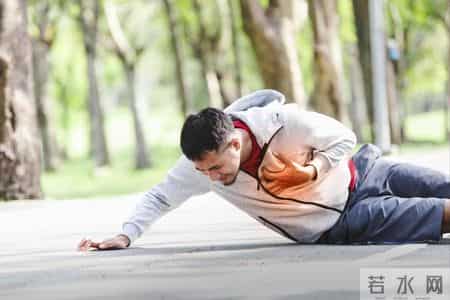 54岁阿姨每天坚持散步，1年后心衰去世，医生无奈：3个习惯不该有