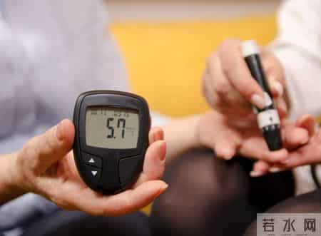 医生研究发现：天天喝酒的糖尿病人，临近60岁多数或有7种异样