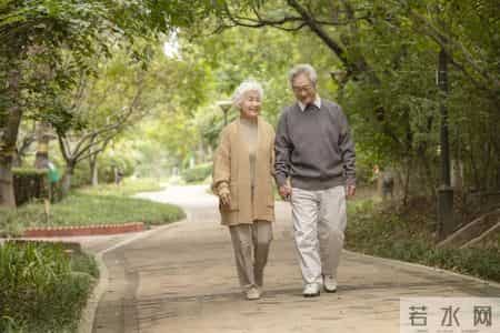 心脏出现异常时，下肢可能会有2个表现，医生：哪怕出现一个也要重视