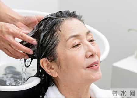 这2个时间洗头，会把阳气越洗越少，千万别不当回事！