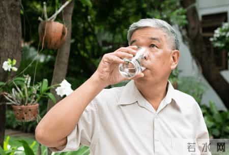 血栓和喝水有关？研究发现：越喜欢睡前喝水的老人，越容易有血栓