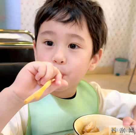 没人能打败三岁半的他，可爱到想一口吃掉