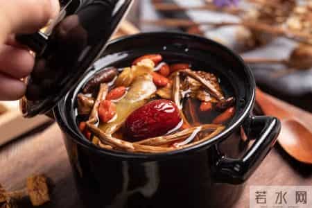 “妈，别再炖鸡啦，我都要吃吐了！”