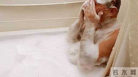 男生洗澡全过程“曝光”：多搓这4个部位，或能省下不少医药费