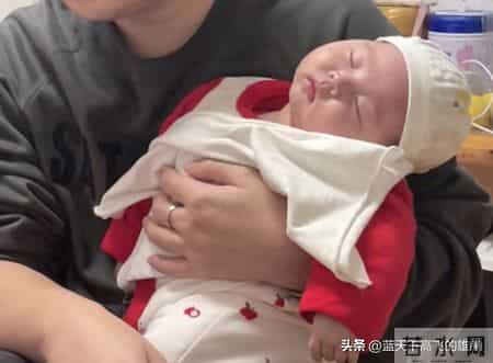 笑不活！奶爸带娃秒睡，宝宝蜷怀里同步打呼，画面太治愈