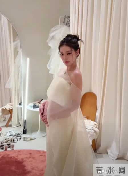 马筱梅分享孕期写真高光时刻！肚大如箩，依旧美得发光！