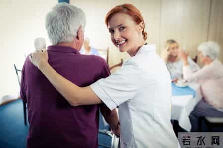 住进养老院6年才懂：不麻烦子女，是父母晚年最后的体面