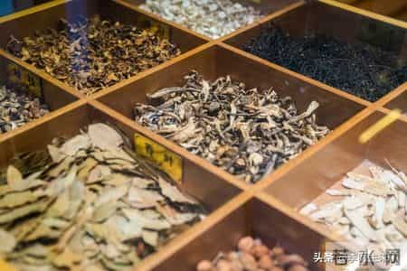 夏天尿路感染高发？2种中成药搭配，清湿热利小便缓解尿黄刺痛！