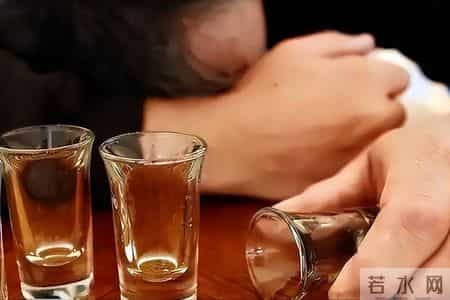 医生研究发现：每日饮酒的高血压人，多数临近65岁或有6种异样