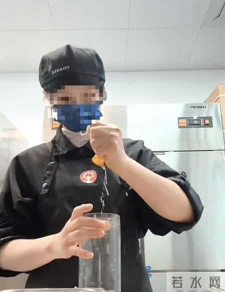 霸王茶姬通报调查结果：系店员用当天门店的报损废弃物料进行模仿摆拍，予以辞退处理