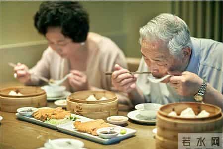 饭量与寿命密切相关？经常每天只吃2顿饭的人，将承受这4个坏处