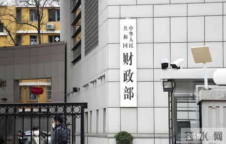 2026民生新政落地！爸妈的养老金+医保，藏着国家底气