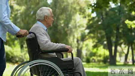 伺候老人一定得顺着她吗？