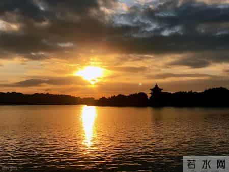 生活很重，但谁不是一边扛着生活，一边学着哄自己开心？