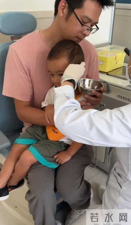 河南妈妈神操作！挖耳朵进沙求医无果，热熔胶牙签上阵成功取出