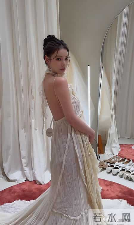 马筱梅挺大肚拍孕期写真优雅亮相