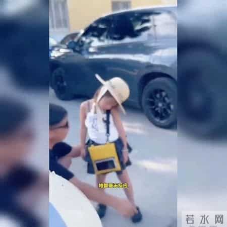 小姑娘旅游太累站着睡着 网友：这是睡觉的最高境界