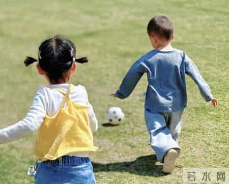 儿童医生建议：坚持带孩子出门玩，3个好处悄悄“领先同龄人”