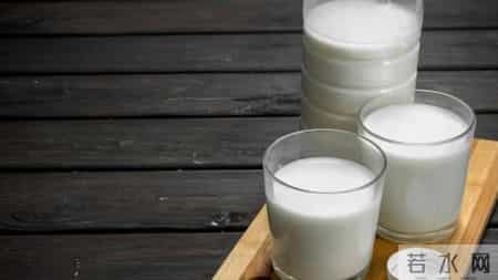 晚上喝牛奶等于“服毒”？什么时间喝牛奶最好？4个误区别再犯