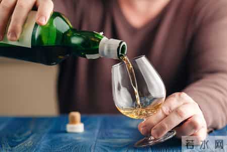 多项研究发现：每日饮酒的糖尿病人，多数临近65岁或有5种异样