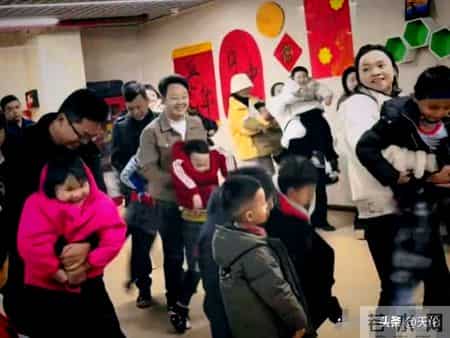 跨年夜的温暖一抱：一场幼儿园活动点燃的善意接力