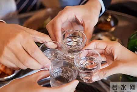 医生指出：每天都喝酒的人，大多到了61岁后，身体或有6种痛苦