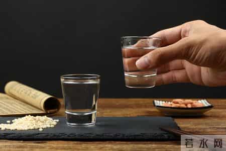 医生研究发现：每日饮酒的高血压人，多数临近60岁或有4种异样